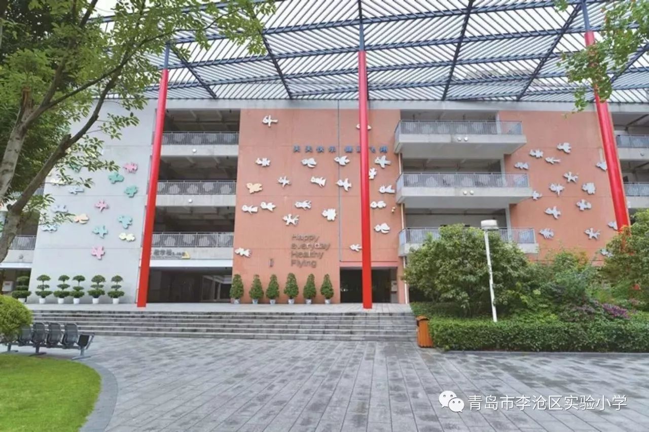 两个校区,其中九龙坡区建工三村为老校区,华润谢家湾小学校区为新校区