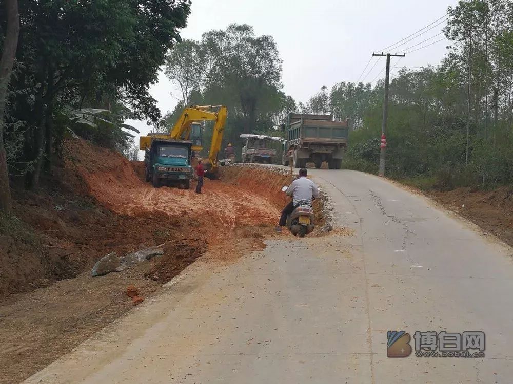 近日,谈及正在建设的柯木至沙河三级公路,沿线群众纷纷感叹,喜悦之情