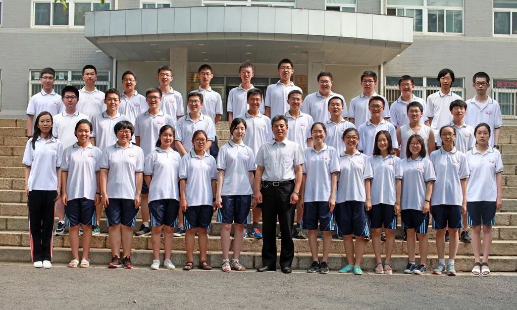 刘校长与2017考取清华北大的35名学生合影