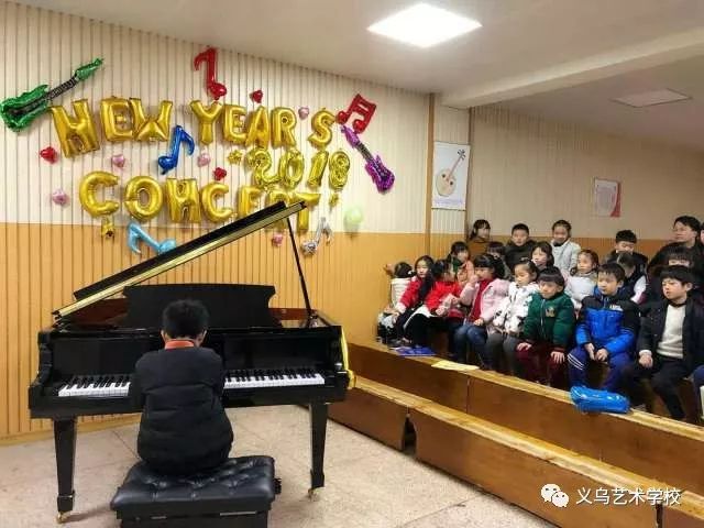 义乌市艺术学校妙笔丹青书年味琴声悠扬庆元旦