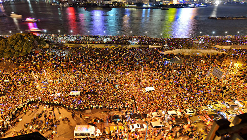 事件回顾:2014年12月31日晚11时35分许,上海外滩陈毅广场发生民众拥挤