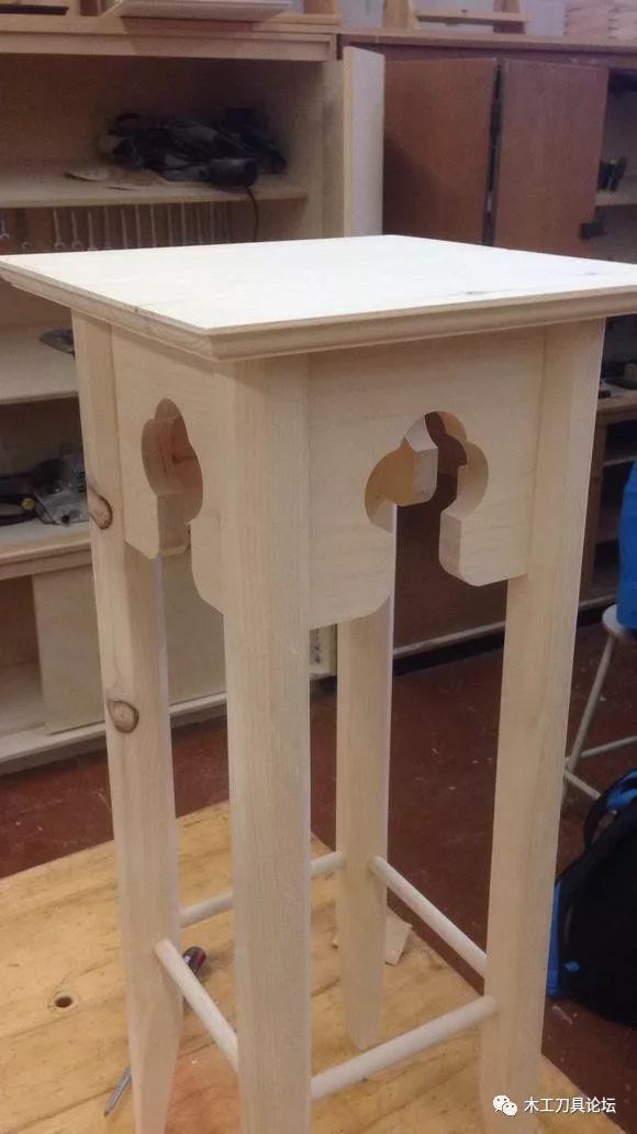 在学校木工房做的松木板凳,高脚凳,飞镖柜,半圆桌