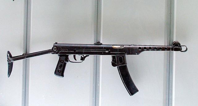 苏联pps-43 "波波斯"式冲锋枪于1943年正式列装,到二战后停产时约