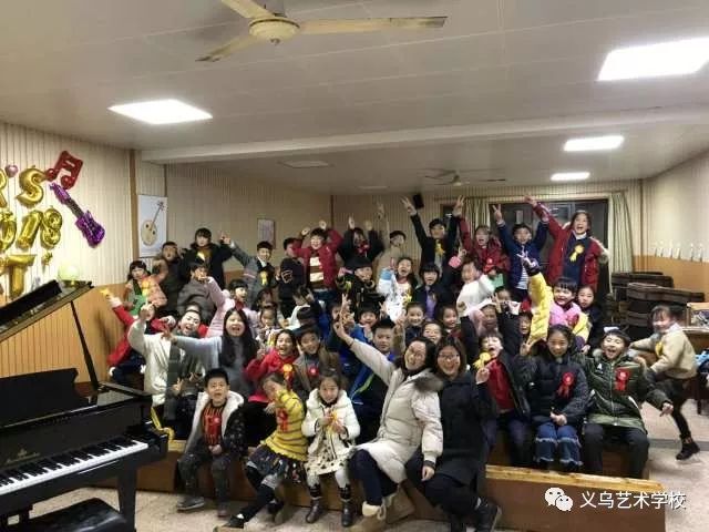 义乌市艺术学校妙笔丹青书年味琴声悠扬庆元旦