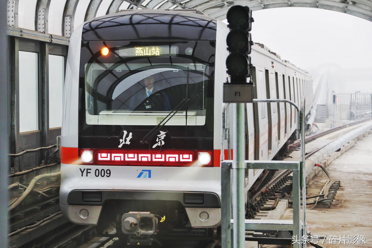 北京燕房线今日开通 中国首条自主研发"无人驾驶"线路