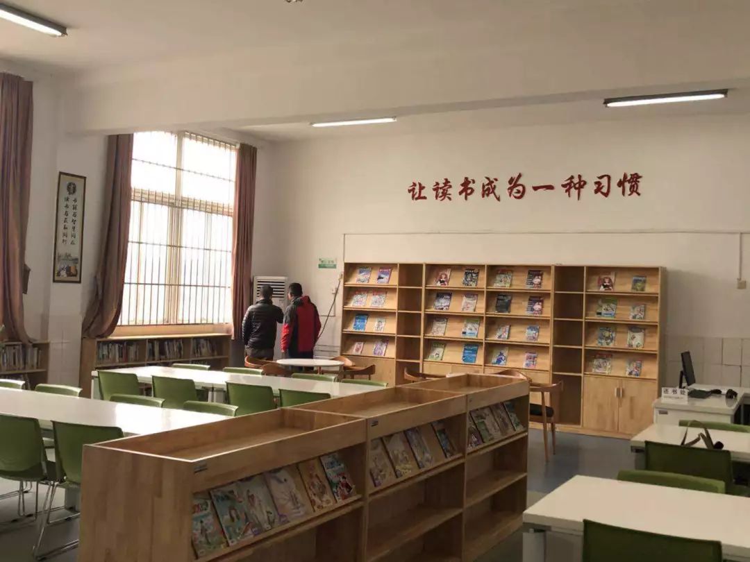 学校原建有图书馆,但是环境设施简陋,图书也不是完全按照中小学生的