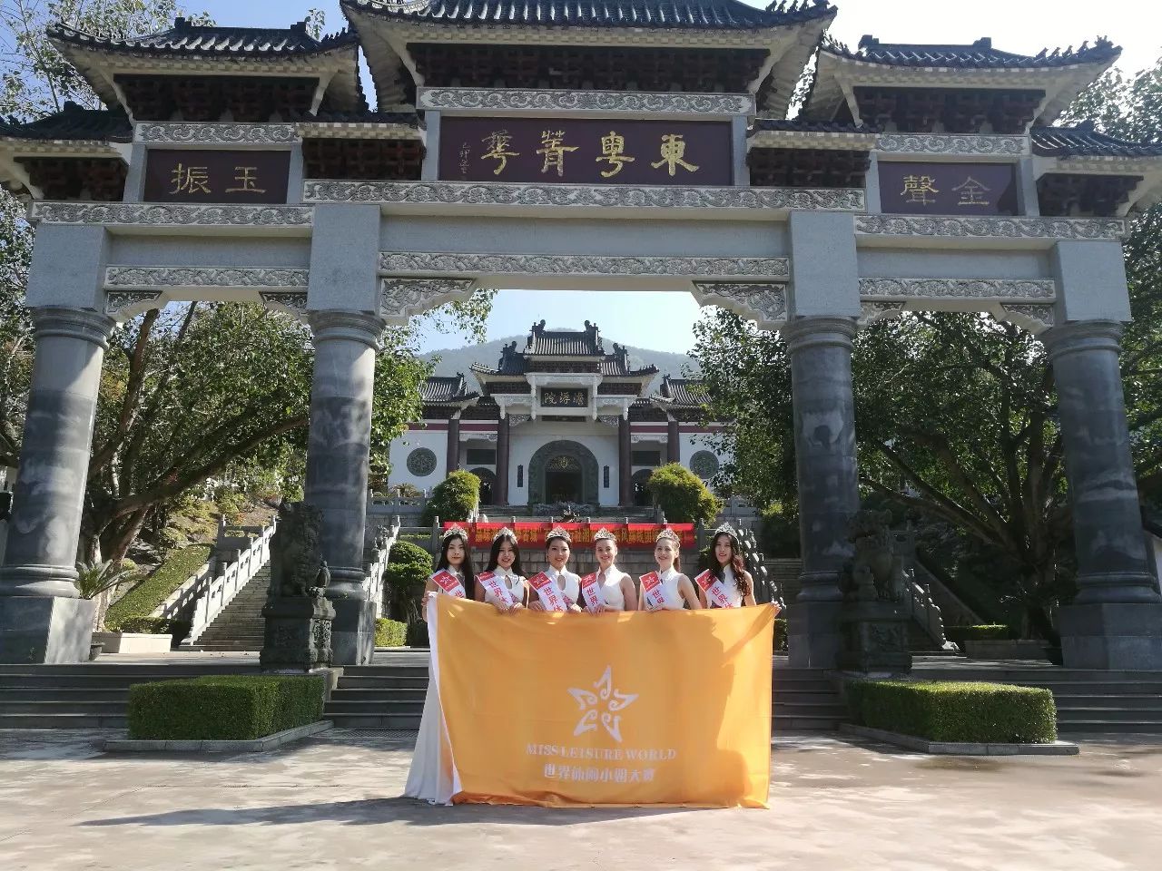 在潮商名贤祠,李琦先生向大家介绍砚峰书院廿多年来传承与发展中华