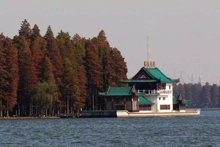 长天楼→乘观光车至听涛落霞水榭码头搭乘东湖游船到达梅园全景广场下