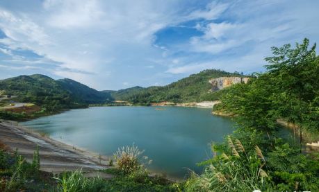 "双塘印雪"位于 韶关天子岭的黄沙坪村,时下正是如妆如眠,在青青苍苍