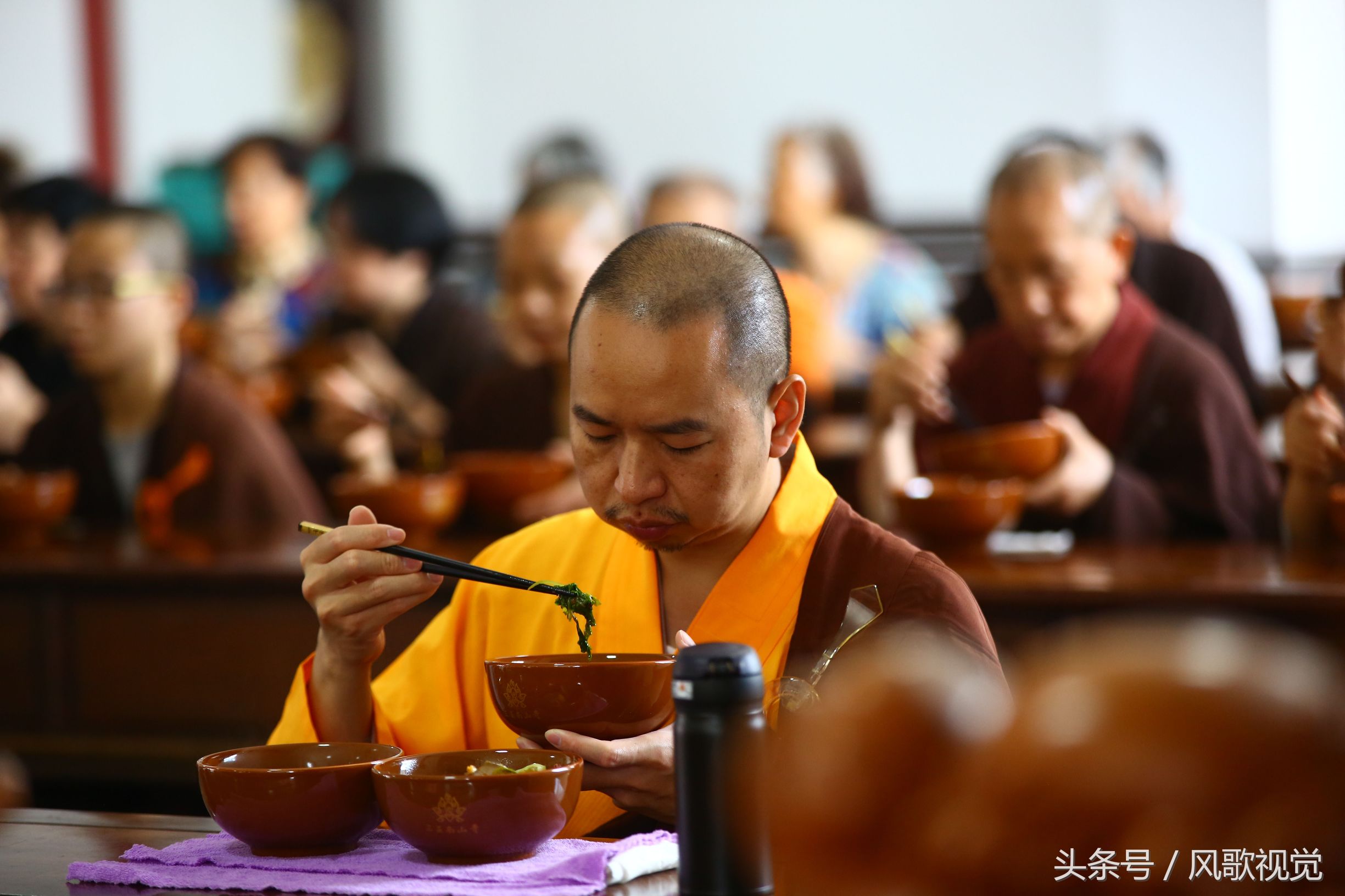 佛门吃斋过堂是怎样的仪式,为何饭前饭后都要诵经,看