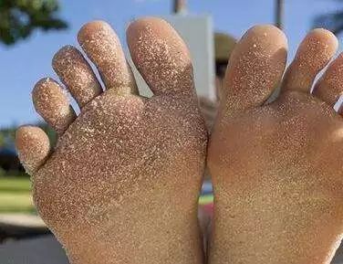 足部患有疱疹,湿疹等疾病的患者也不要用热水泡脚,因为一旦将皮肤