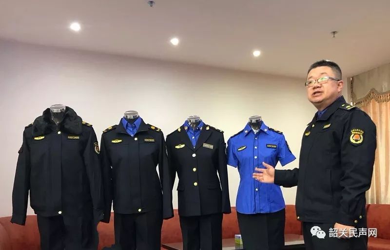 市城管执法局副局长曾庆伟给大家展示全国统一制式城管执法服装和