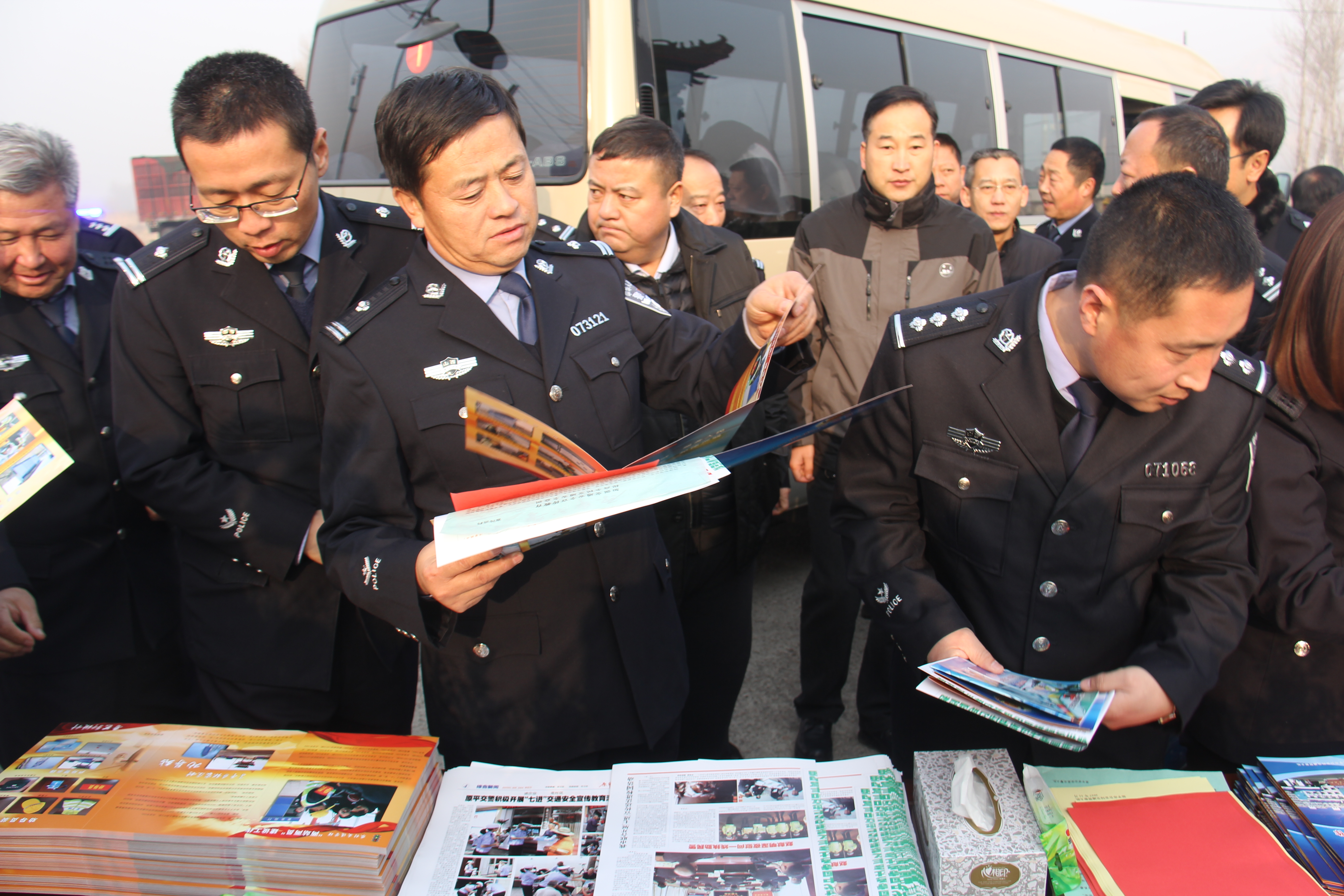 袁小波一行在原平市现场观摩指导"两站,两员"建设工作