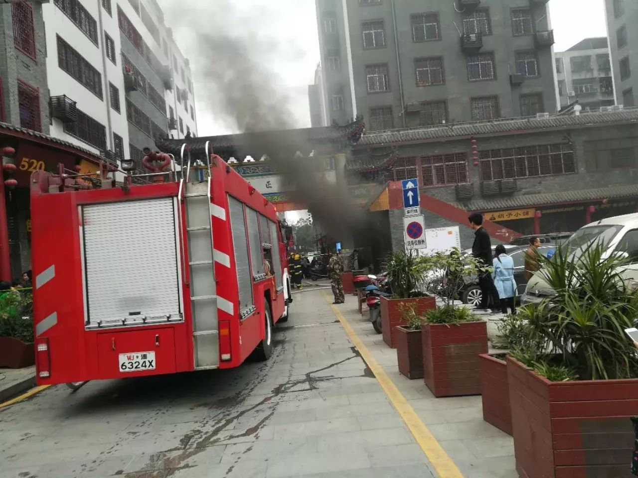 “着火了！着火了！”今天下午，南江壹号工地冒出浓烟，多辆消防车救护车赶往现场，原来是......