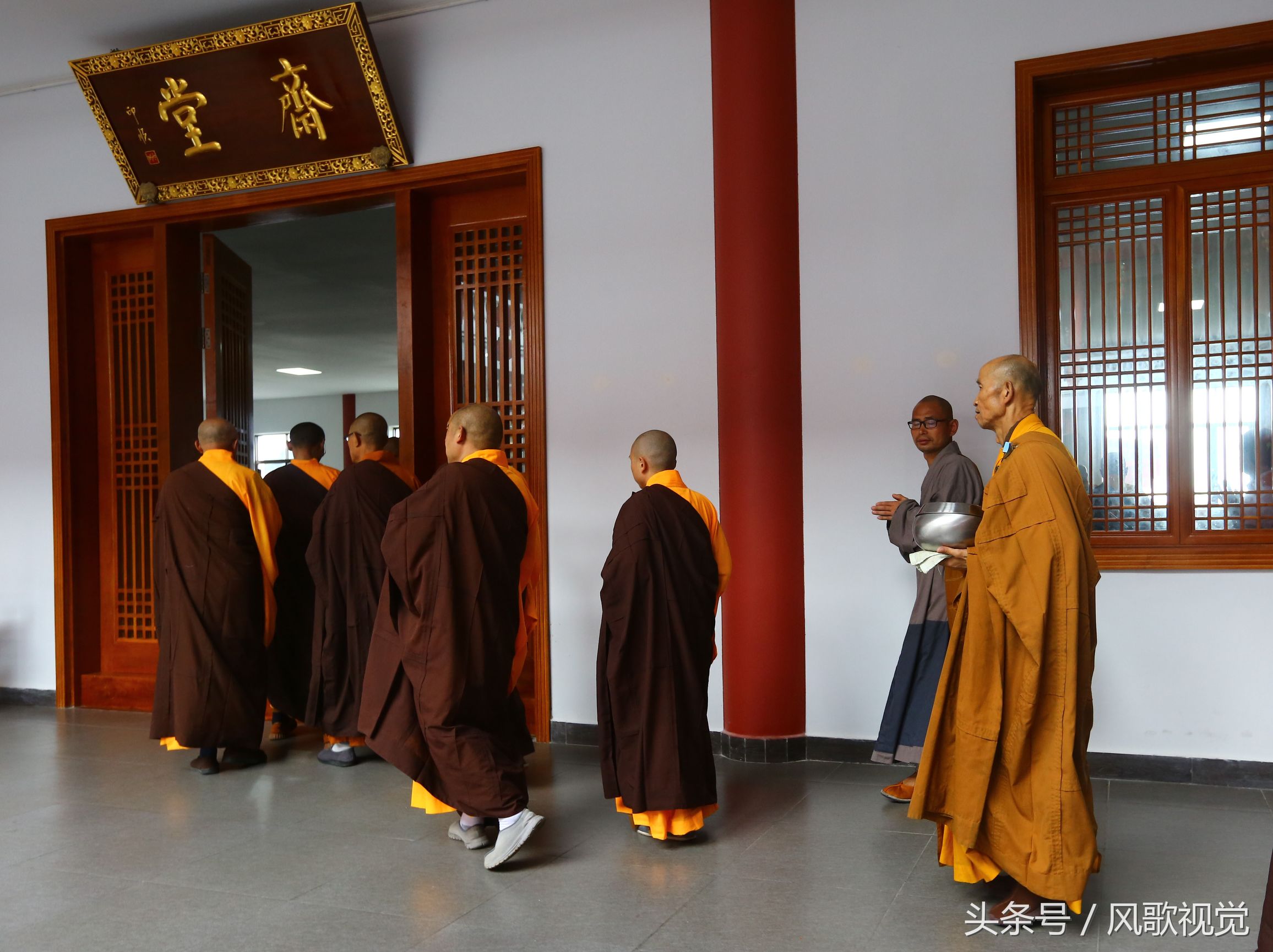 佛门吃斋过堂是怎样的仪式为何饭前饭后都要诵经看南山寺过堂