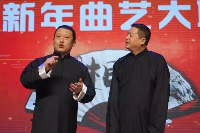 表演者:魏超英快板书《让座》表演者:韩明礼 杨阳相声《没有规矩不成