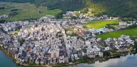 秦汉古道穿过境内,曾是粤北重要水陆交通枢纽,80年代前阳山县"四大