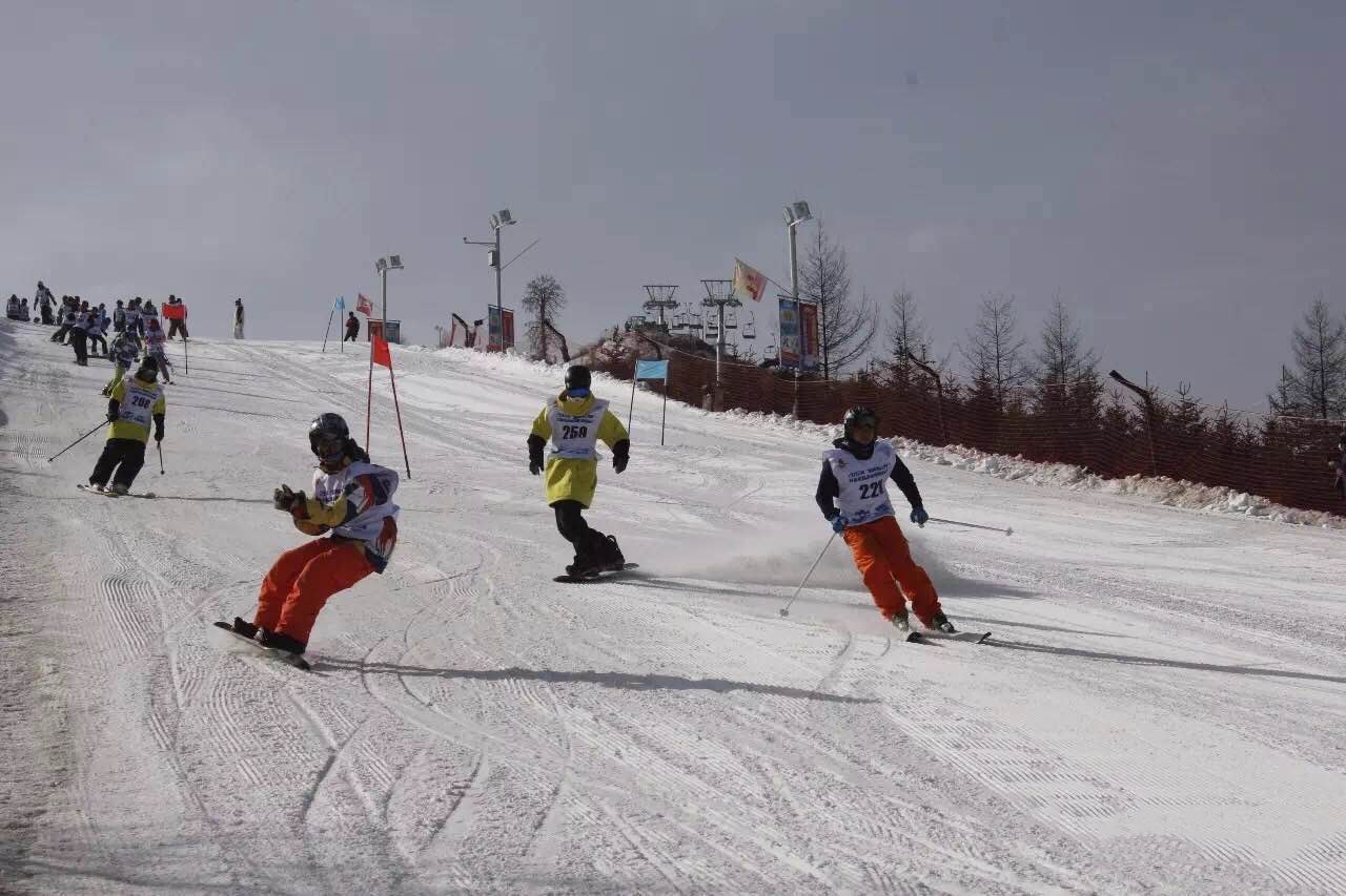 松鸣岩国际滑雪场