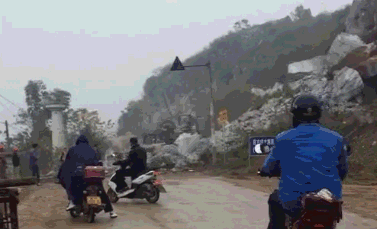 2条信息:横县谢圩路段路边石山崩塌,导致塞车