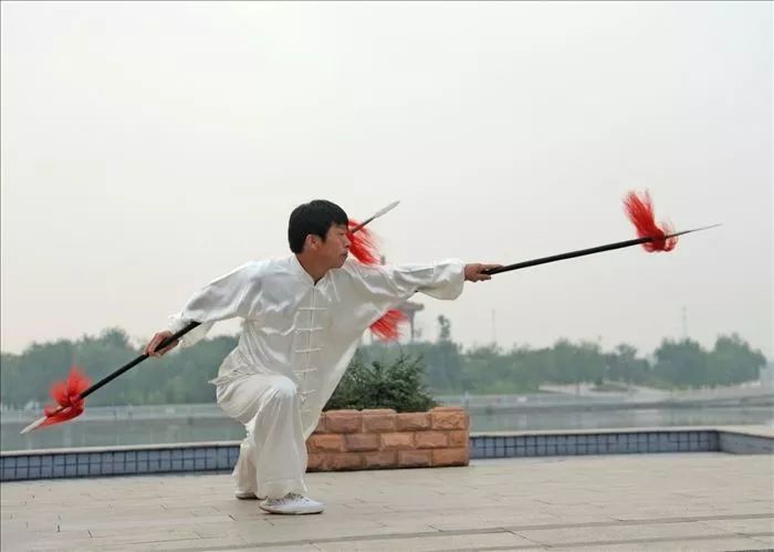 不过也有一些江湖门派会用大枪来练习武功,例如八极拳的六合大枪.