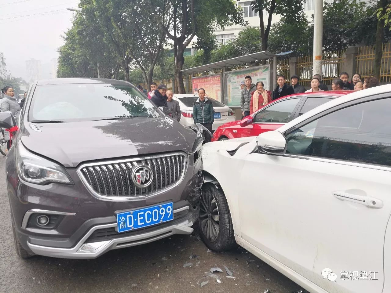 今天上午,实验小学校路段发生连环撞车,别克越野将一辆路边停靠的