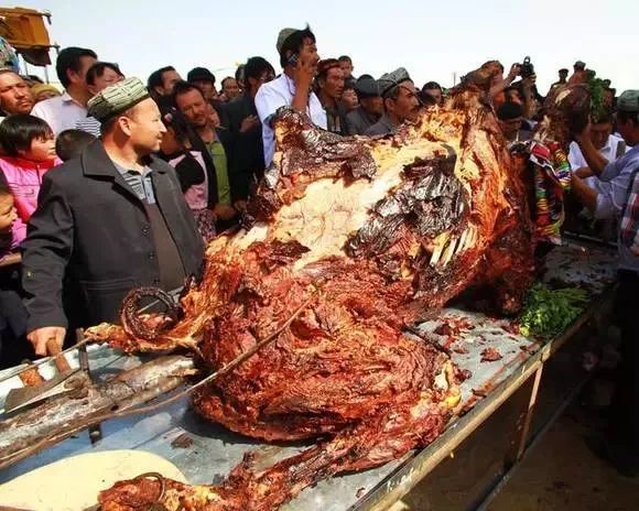 即使是在骆驼十分普遍的中东国家 烤骆驼依然是少数人才能吃到的美味