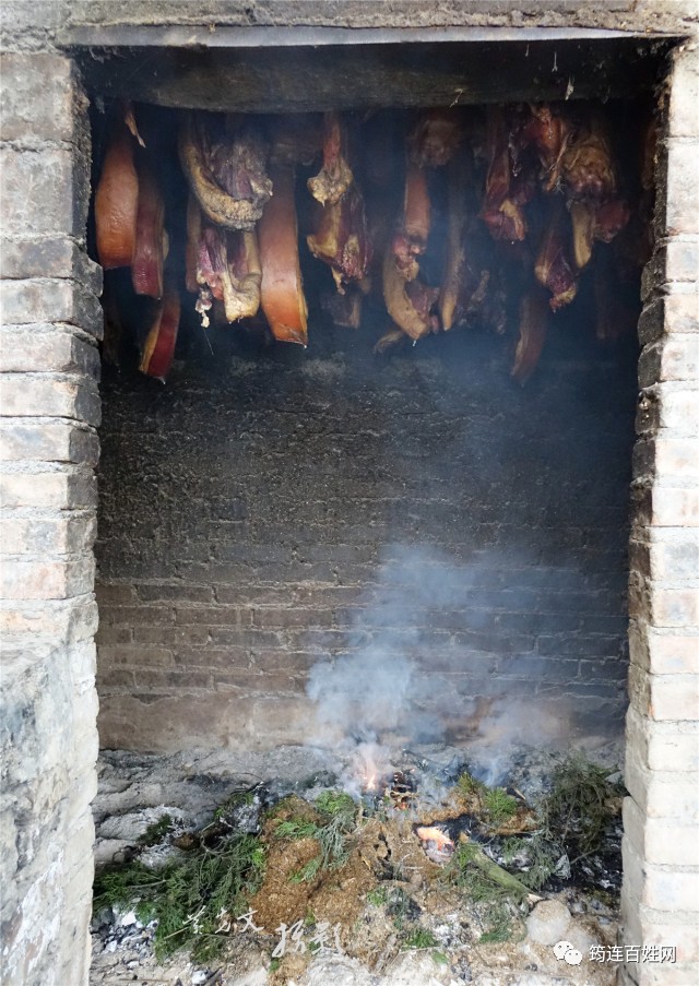 秋腊肉,香肠是我们的传统习俗之一,腊肉从鲜肉加工,到制作存放,再到