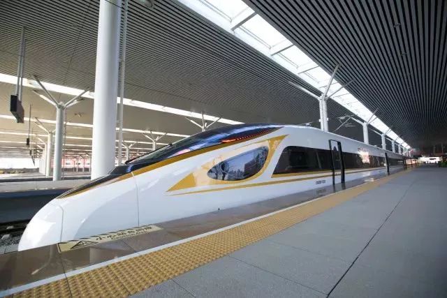 g220次列车在沈阳站1站台平稳启动 复兴号的这款人称"金凤凰"的cr400