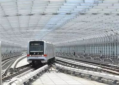 北京地铁燕房线无人驾驶列车正在进行空载运行测试.
