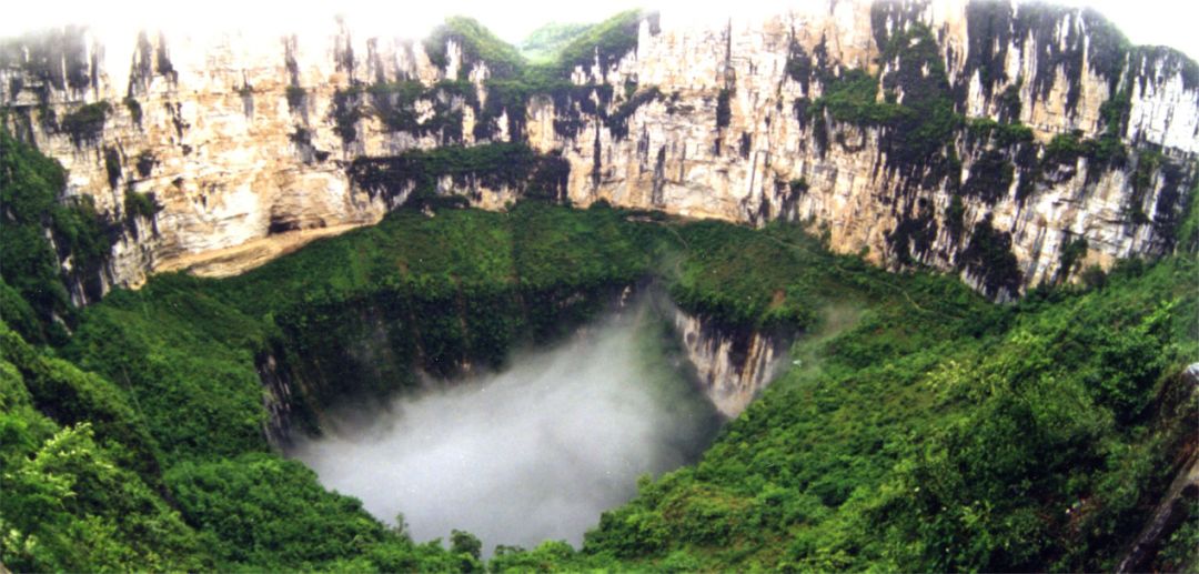 由小寨天坑景区,天井峡地缝景区,九盘河景区,茅草坝景区,迷宫河景区和