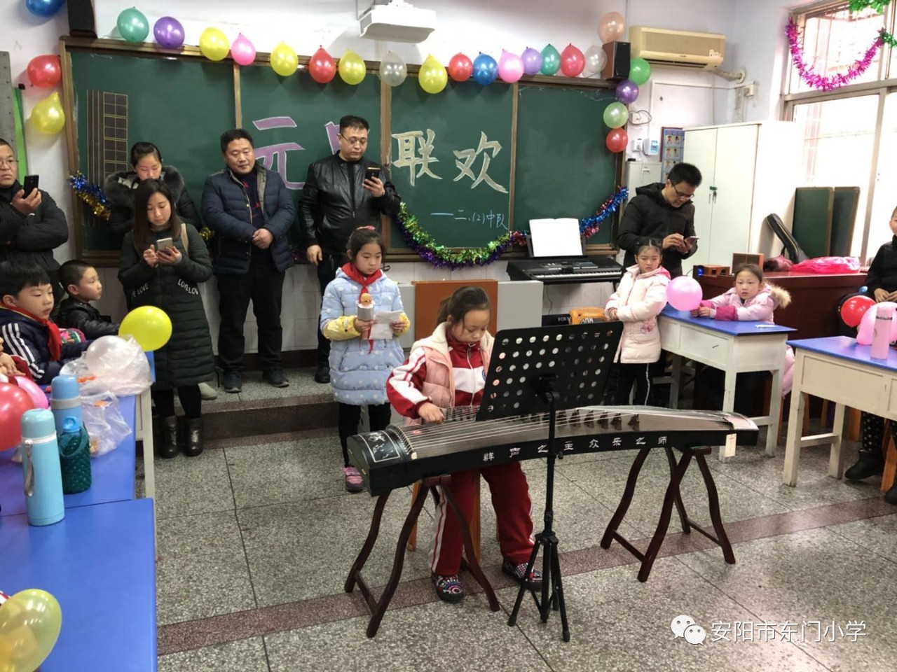 东门小学组织各班举行"庆元旦迎新年"联欢会