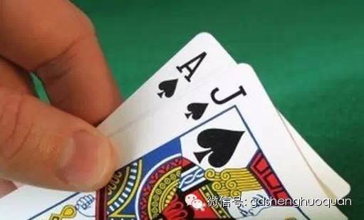 每个玩家手上有三张牌,三公是最大(也即是三张10以上的牌) 每个参与