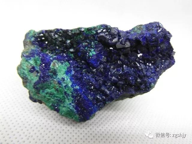 而所谓"青绿山水画"其主要魅力便在于"青绿,即使用的矿物颜料石青和
