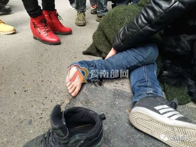 小编特别记录该车辆的发动机编号涉事车辆车祸现场被撞孩子现场,鞋子