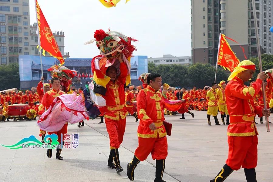 参加开幕式表演的是精心挑选出的30支优秀的锣鼓队,组成一支超过