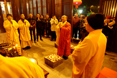 传静法师率领僧众为信众,嘉宾举行 "祈福诵经法会",消灾祈福,祈保安康