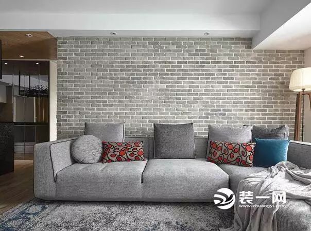 设计以灰色调的文化石为客厅主墙,搭配同色系的沙发与地毯,铺述温婉的
