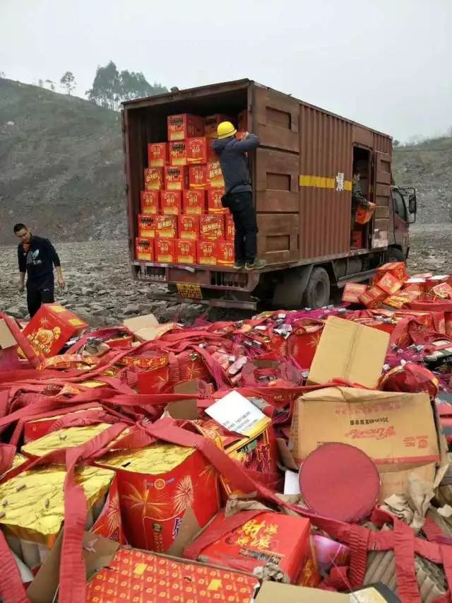 又有极易造成人身伤亡,引发火灾的组合型烟花及规格不等的单发礼花弹