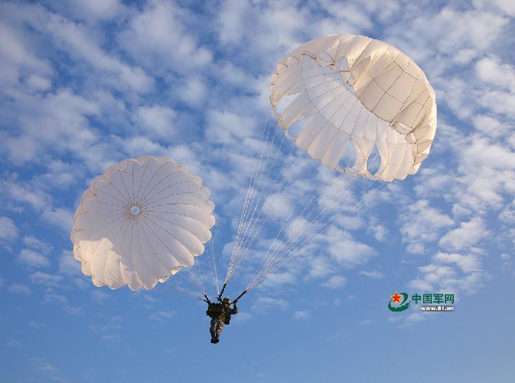 中国军网消息,12月22日,空降兵某训练基地组织新伞兵进行开双伞训练