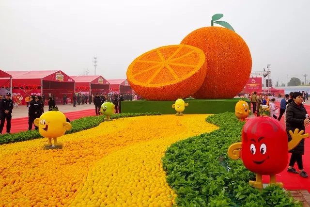 以柑橘艺术节logo为造型的大柑橘雕塑,特别吸引眼球