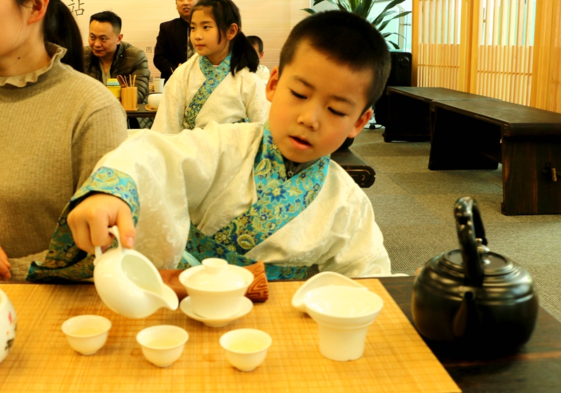 以"学敬茶礼,感恩父母"这样的方式迎接新年,旨在培养少年儿童对茶艺