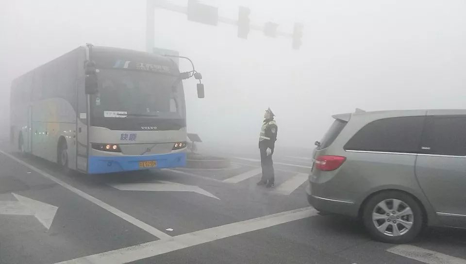 为预防大雾天气引发交通事故,丹阳交警大队迅速启动应急预案,沿线各