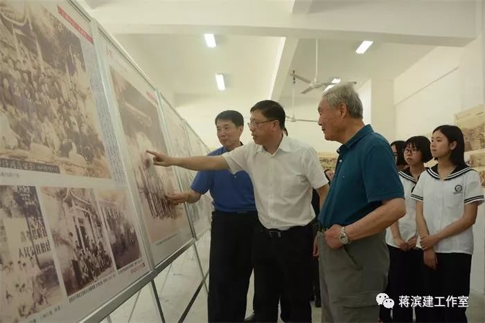 2017年5月19日,中共长乐市委常委,宣传部长郑子毅在现场向王任享院士