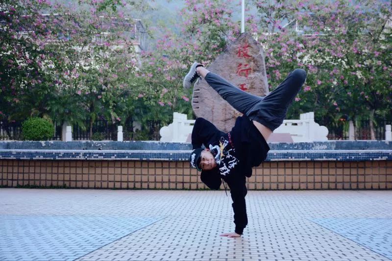 bboy汇集十林君用freeze迎街舞元年街舞照片墙