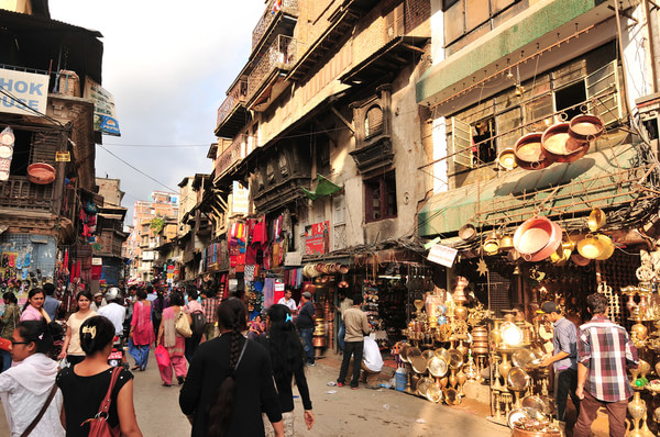日本游客去印度旅游,逛孟买老街,称:跟中国差不多