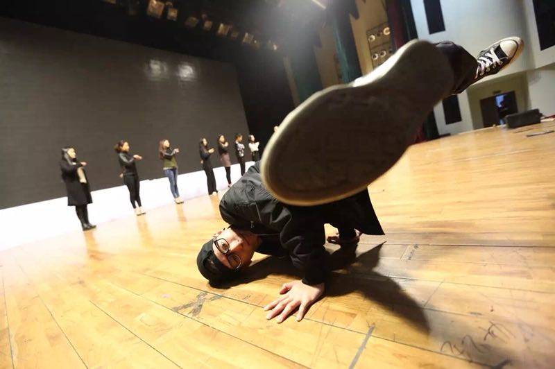 bboy汇集十林君用freeze迎街舞元年街舞照片墙