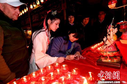 福州举行新年千灯会亮灯仪式两岸信众共祈福