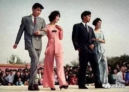 80年代的服装也更加多彩