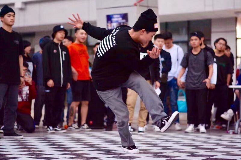 bboy汇集十林君用freeze迎街舞元年街舞照片墙