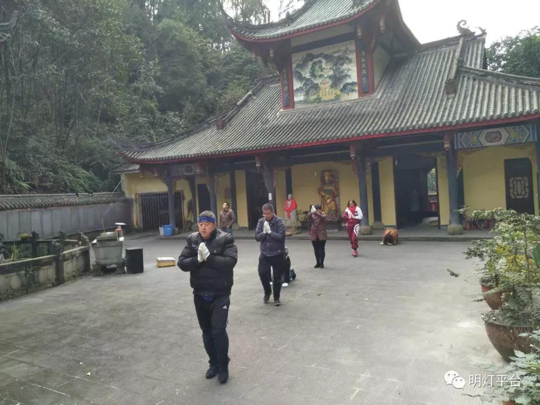 三步一拜.都江堰.般若寺